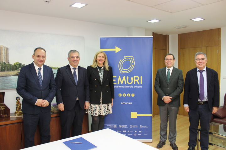 El consejero de Medio Ambiente, Universidades, Investigaci&oacute;n y Mar Menor, Juan Mar&iacute;a V&aacute;zquez, junto a la concejala de Gobierno Abierto, Promoci&oacute;n Econ&oacute;mica y Empleo del Ayuntamiento de Murcia, Mercedes Bernab&eacute;, y el director de la C&aacute;tedra Ecosistema Murcia Innova (EMURI), Jos&eacute; Luis Munuera-Alem&aacute;n (2).