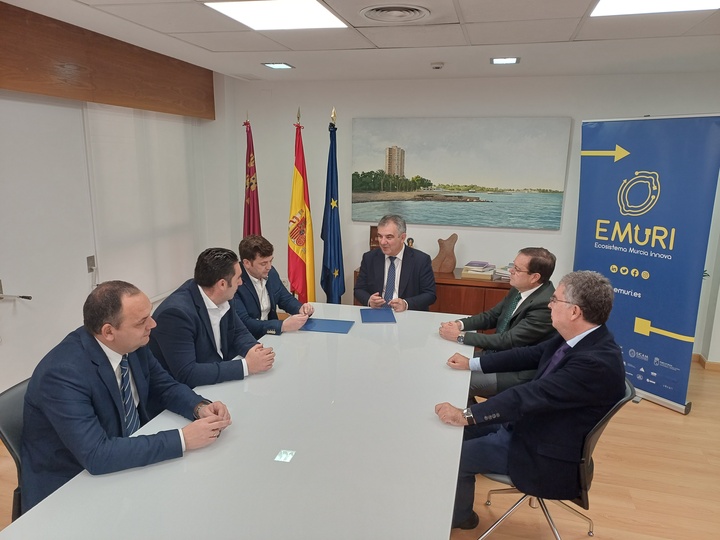 El consejero de Medio Ambiente, Universidades, Investigaci&oacute;n y Mar Menor, Juan Mar&iacute;a V&aacute;zquez, junto al CEO y Consejero Delegado de Widhoc Smart Solutions, Ignacio Delgado, y el director de la C&aacute;tedra Ecosistema Murcia Innova (EMURI), Jos&eacute; Luis Munuera-Alem&aacute;n (2).