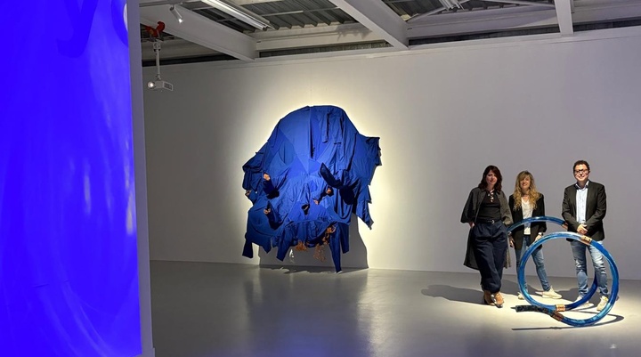 Imagen de la visita del director general del Instituto de las Industrias Culturales y las Artes, Manuel Cebri&aacute;n, a la exposici&oacute;n 'The Permeating ...