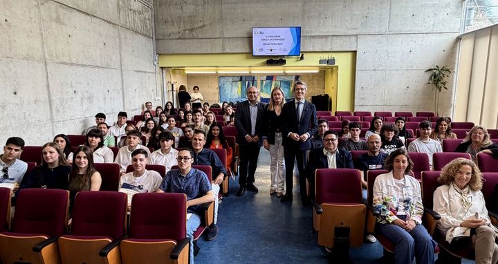 El consejero de Econom&iacute;a, Hacienda, Fondos Europeos y Transformaci&oacute;n Digital, Luis Alberto Mar&iacute;n, junto con todos los alumnos finalistas del certamen...