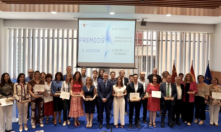 Imagen de los premiados y la directora general de Calidad, Simplificaci&oacute;n Administrativa e Inspecci&oacute;n de Servicios, Patricia Mart&iacute;nez, durante la...