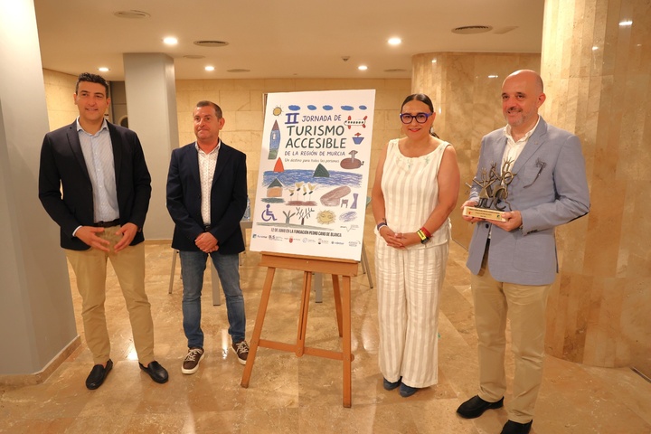 La directora general de sostenibilidad y Calidad Tur&iacute;sticas y el alcalde de Blanca, durante la presentaci&oacute;n de la jornada de Turismo Accesible.
