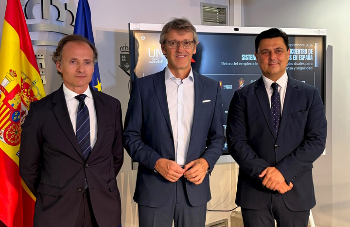 El consejero de Empresa, Empleo y Econom&iacute;a Social, Luis Alberto Mar&iacute;n, junto con el alcalde de San Javier, Jos&eacute; Miguel Luengo, y el director de la...