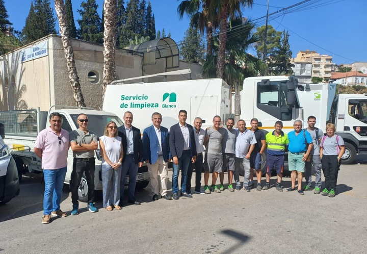 El consejero de Medio Ambiente, Industria, Universidades, Investigaci&oacute;n y Mar Menor, Juan Mar&iacute;a V&aacute;zquez, y el alcalde de Blanca, Pablo Cano, junto...