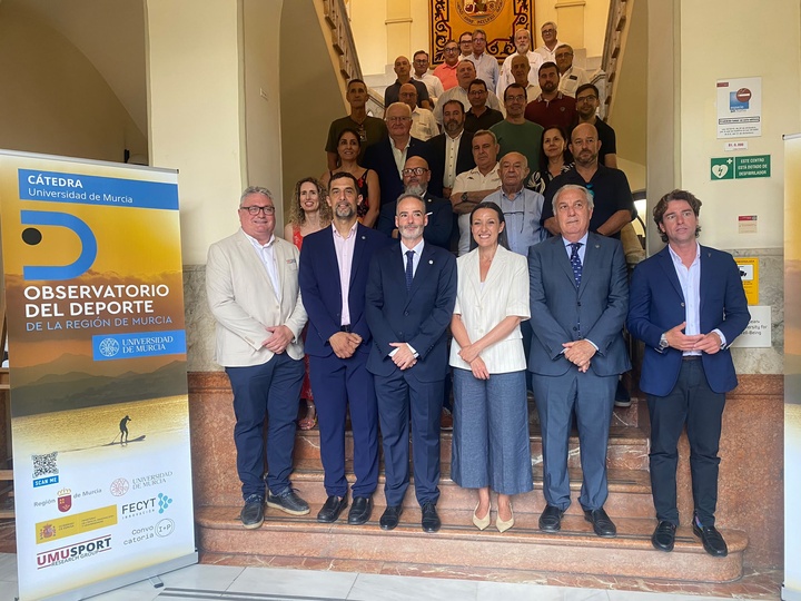 La consejera Carmen Conesa y el rector de la Universidad, con los asistentes a la firma del convenio para impulsar el Observatorio del Deporte.