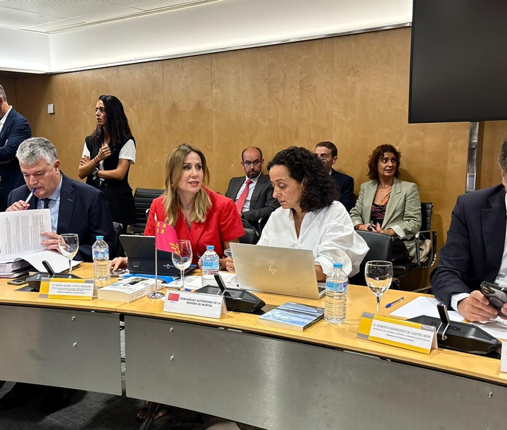 La consejera de Econom&iacute;a, Hacienda, Portavoc&iacute;a, Fondos Europeos y Transformaci&oacute;n Digital, Marisa L&oacute;pez Arag&oacute;n, junto a la directora general de Presupuestos,...