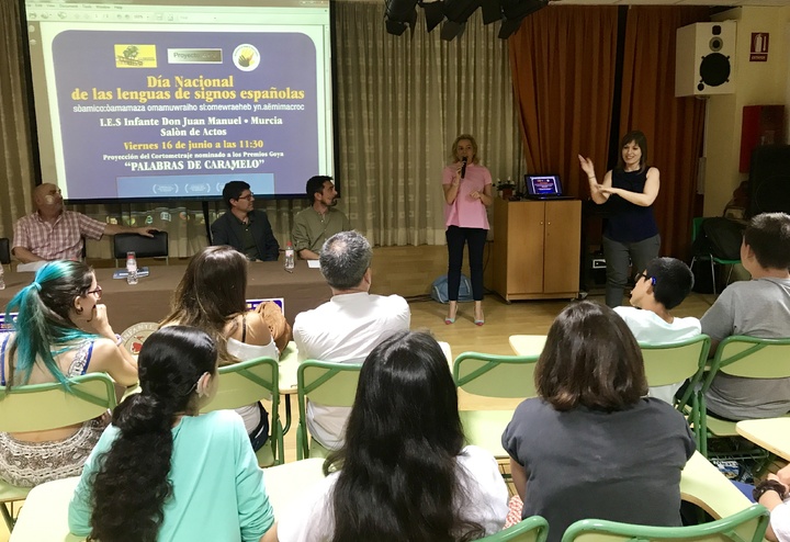 La consejera de Educación, Juventud y Deportes informa sobre el programa ABC de lenguas de signos en el Instituto de Enseñanza Secundaria Infante Juan Manuel de Murcia