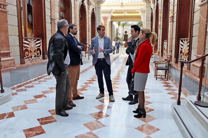 El director general de Informática, Juan José Almela, con los representantes de los colegios profesionales