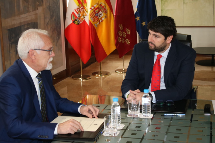 Fernando López Miras se reúne con el alcalde de Abanilla (2)